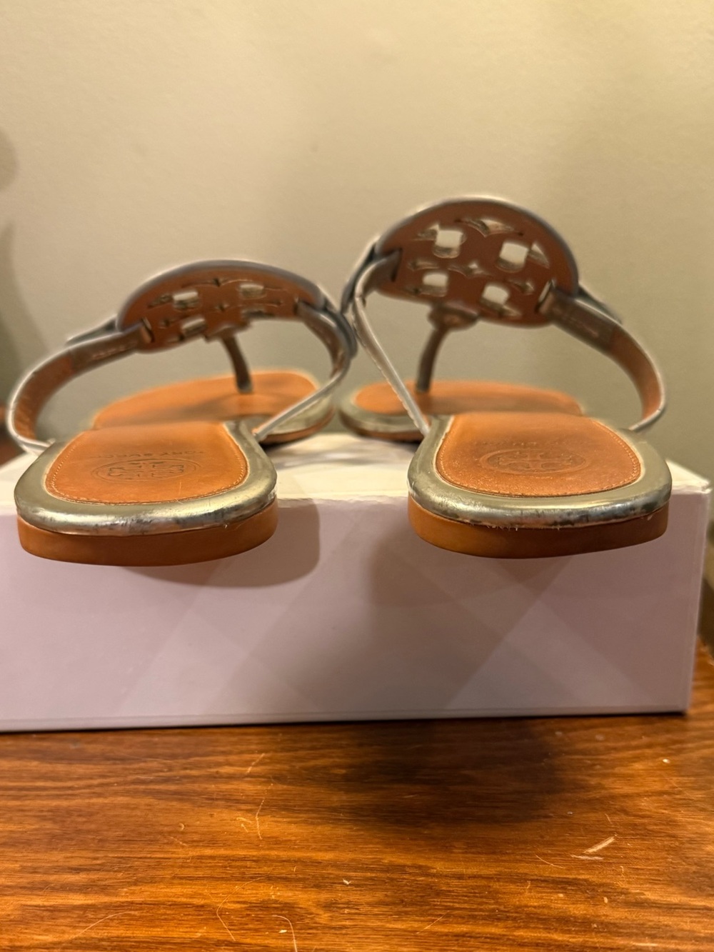 Tory Burch Miller Silver/Tan Leather Logo Thong Sandals Size 8.5 - Picture 8 of 10